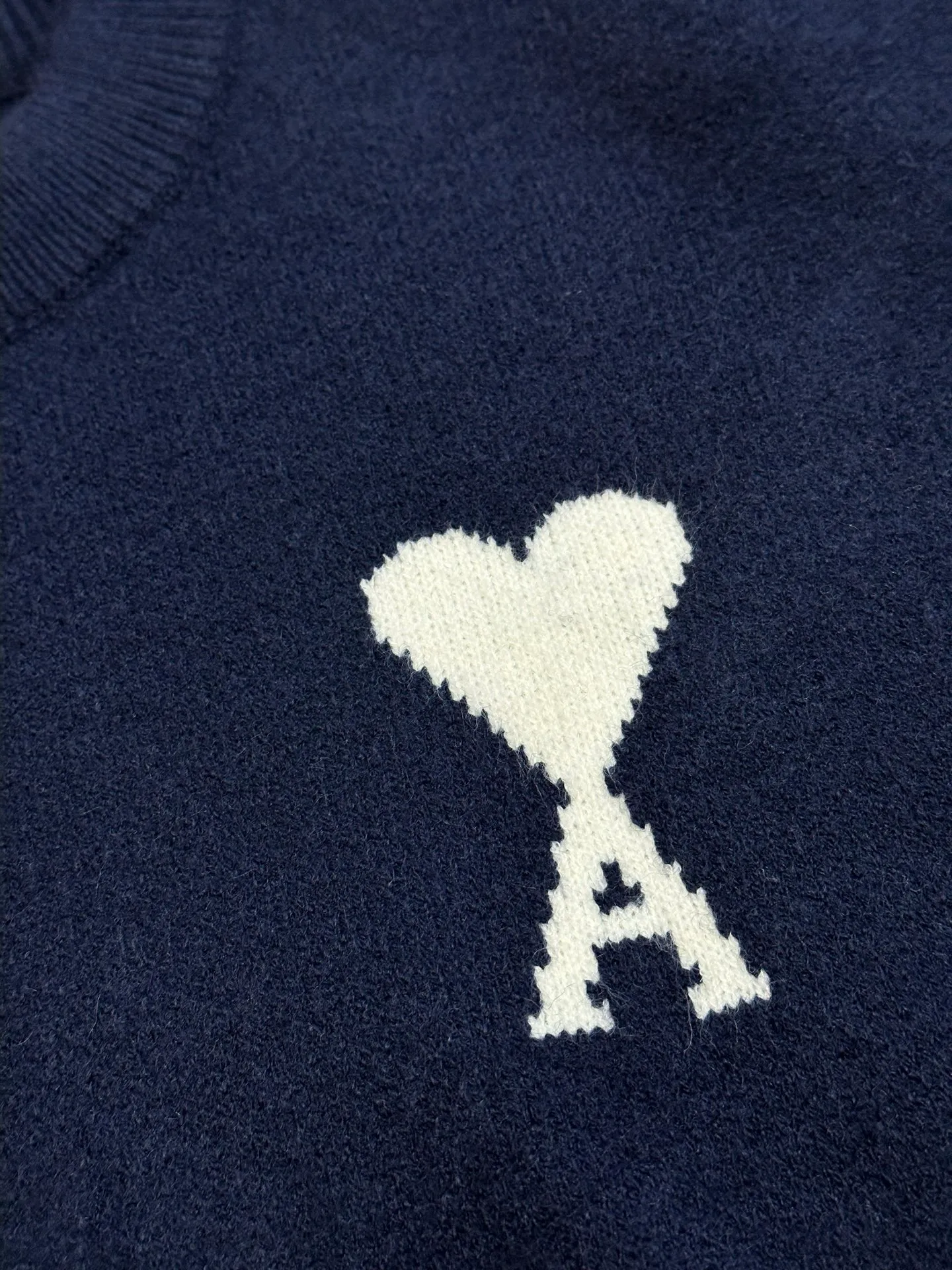 Ami Paris love jacquard crew neck sweater is made of custom-woven and dyed luxurious merino wool. A contrasting love heart appears on the chest, making it highly recognizable. The elegance and spontaneity of French fashion are the ultimate simplification of color. It is made of jacquard tissue imported from Germany, and the arrangement and interweaving of yarns are precisely controlled. The Ami love jacquard artistic pattern is carefully interwoven on the loom, making the fabric more vivid and three-dimensional. The garment washing water is softened and deodorized using professional washing equipment and specific detergents to deeply clean and deodorize the clothes, improving the feel and appearance of the clothes size: s m l xl